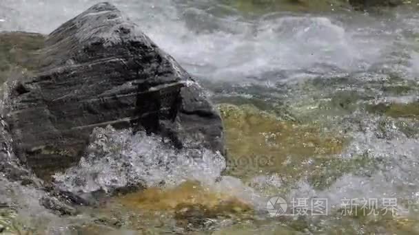 水在山区河流在慢动作视频视频