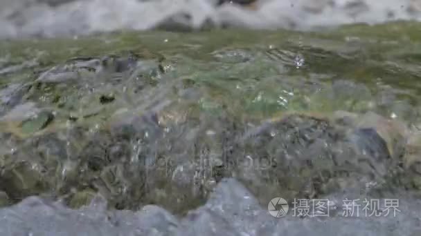 水在山区河流在慢动作视频