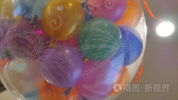 在一个大气球彩色气球视频