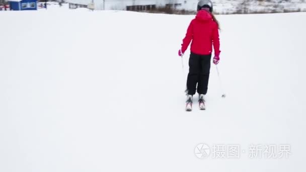 冬季运动场馆的斜坡上的女孩视频