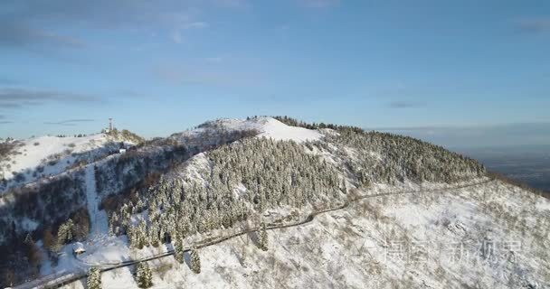 冬季白色雪山山谷的前空中俯视图。森林树林雪山路制订。日落或日出太阳背光. 4 k 飞行 straightdown 建立射视频