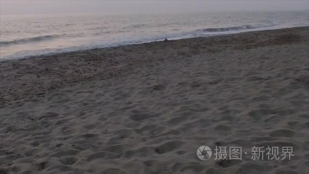 海岸线的沙质海滩和大海的波浪