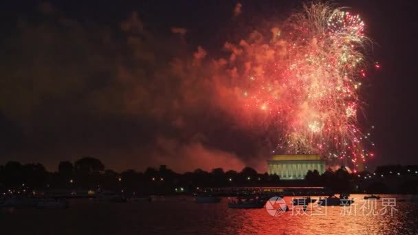 烟花在夜空中爆炸视频