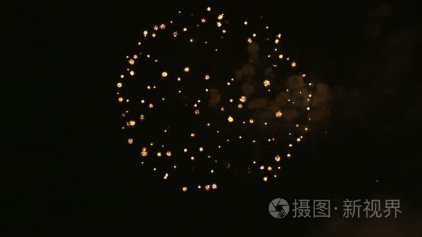 烟花在夜空中爆炸视频