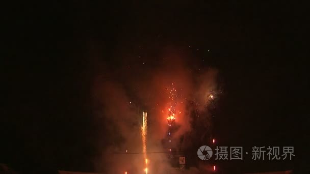 烟花在夜空中爆炸视频