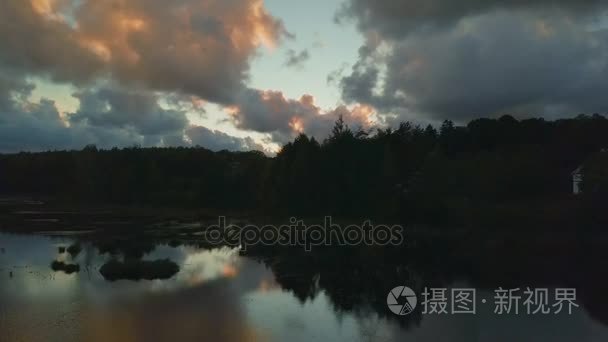 日落时在湖面上飞行的无人驾驶飞机