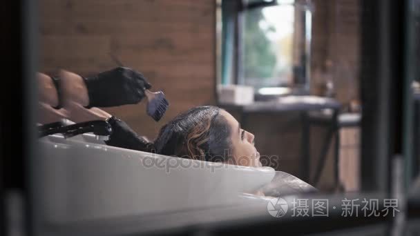 理发师在洗衣服时画女人的头发视频