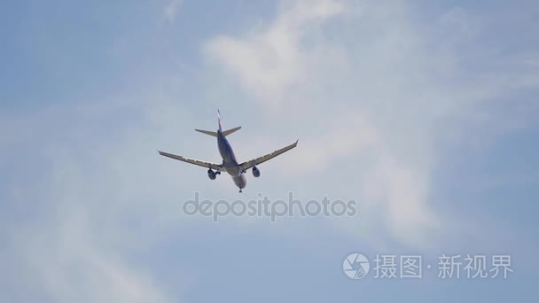 飞机在云层下飞过天空视频