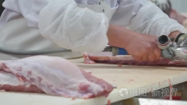 屠夫砍猪肉在肉类行业视频