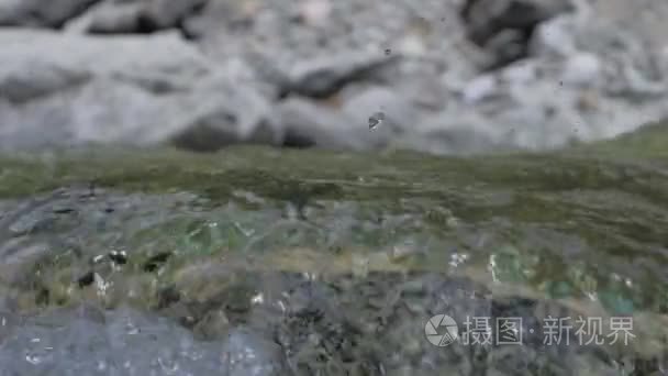 水在山区河流在慢动作视频