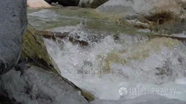 水在山区河流在慢动作视频