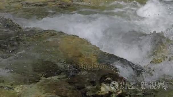 水在山区河流在慢动作视频