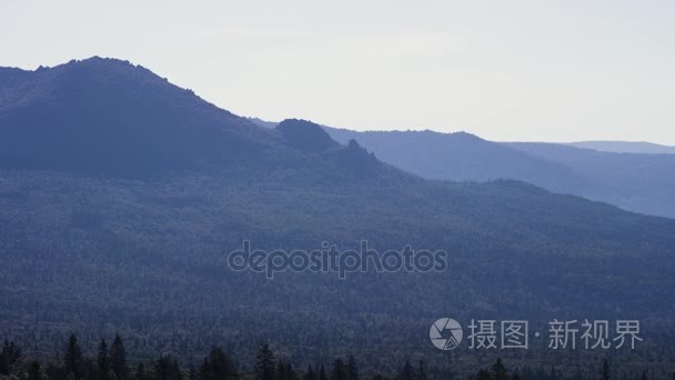 山的秋色与五彩缤纷的森林。蓝天。蓝天白云蓝山