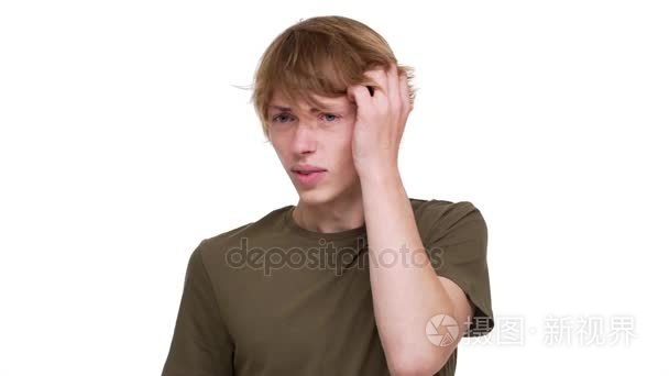 紧张的金发男子的横向肖像抓着他的头被强调思考的问题解决白墙的慢