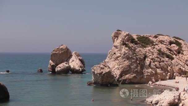人们沐浴和日光浴在一个小的沙滩上, 在塞浦路斯岛上的阿芙罗狄蒂的发源地, 岩石伸出海水, 美丽的海滩在地中海, 岩石海滩
