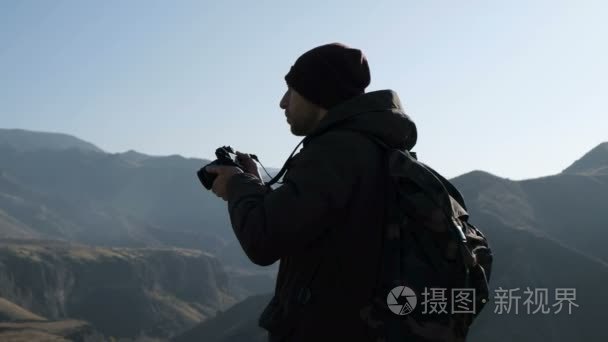 旅行者用照相机山的相片视频