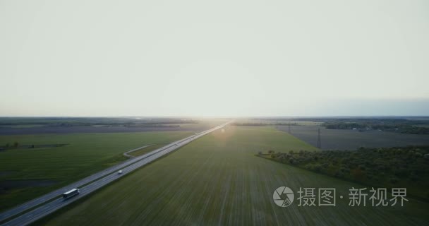 风景秀丽的空中景观高速公路即将进入地平线。无人机4k 全景。美丽的日出天际高速公路宽广的透视