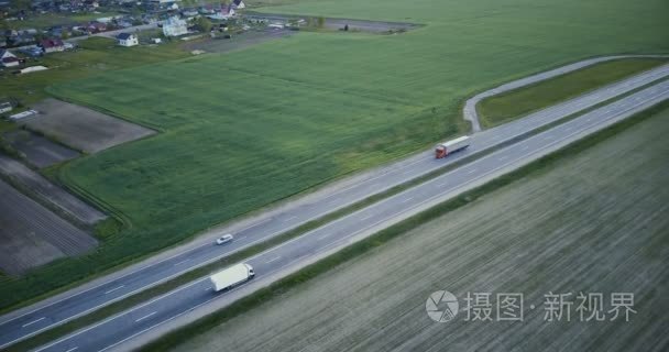 高速公路空中全景与领域和村庄。4k 平移倾斜射击。物流运输网络产业