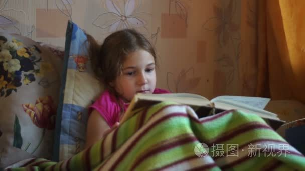 女孩在家里读一本书视频