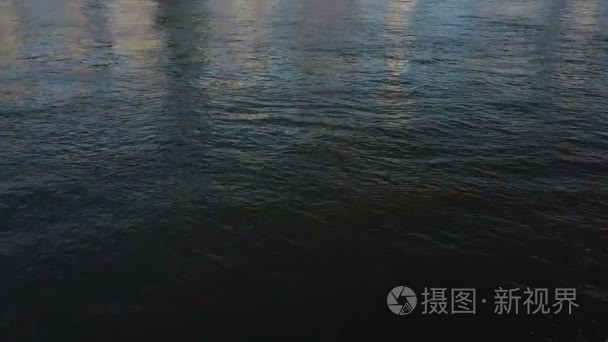 美国纽约曼哈顿的鸟瞰图无人驾驶飞机低空飞越东河  到繁华闹市的著名城市