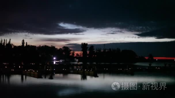 美丽的日落在湖, 全景