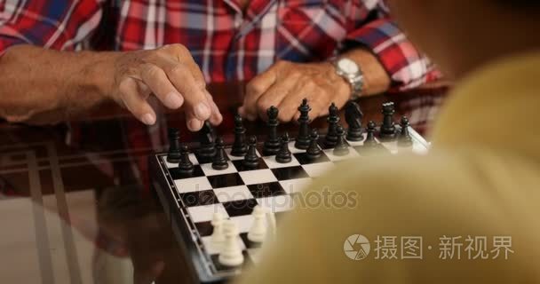 男子和小男孩下棋棋盘游戏视频