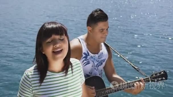 女人和男人用吉他唱一首歌视频
