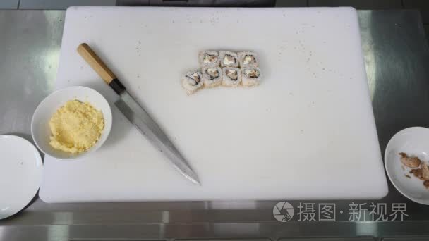 厨师的餐厅，准备和切寿司卷健康食品。顶视图