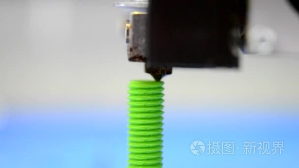 宏3d 打印机是绿色模糊背景下螺纹的模型