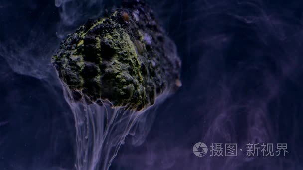 石水中抽象流动油墨视频