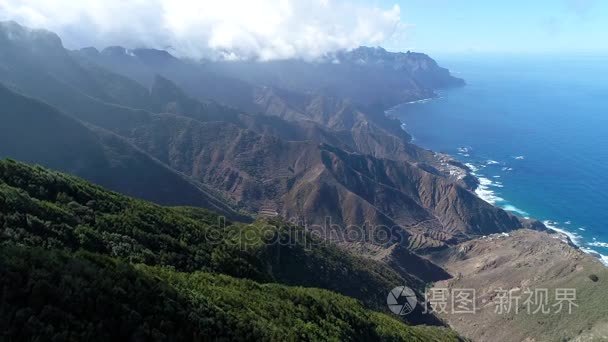 在海边的美丽山脉上空飞翔视频