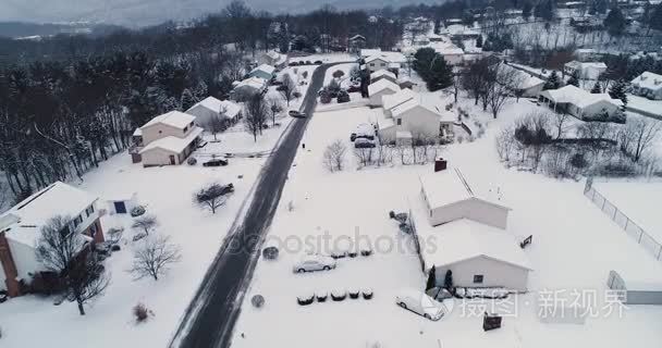 冬季住宅小区的慢推前向鸟瞰视频