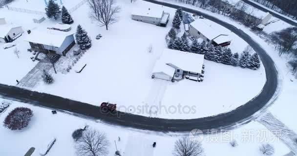 积雪覆盖住宅小区的高角度视角视频