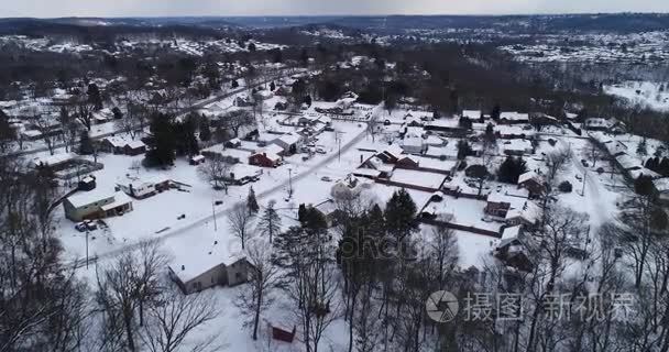 慢推式冬季住宅小区高鸟瞰图视频