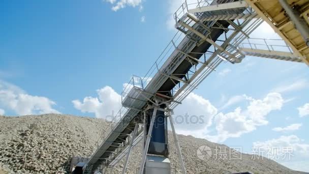 矿山采石场运输砂石的工业施工视频