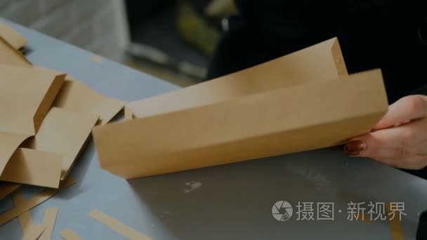 职业妇女装饰牛皮纸工作视频