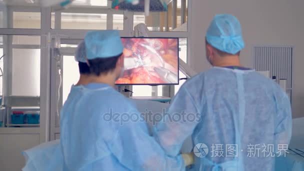 外科医生在腹腔镜手术中施蒂希内部人体器官