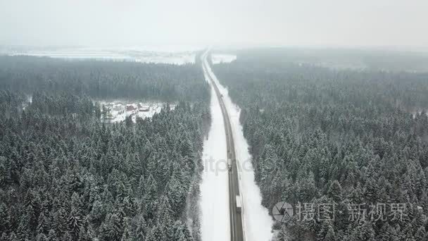 路在冬天森林里。鸟瞰图