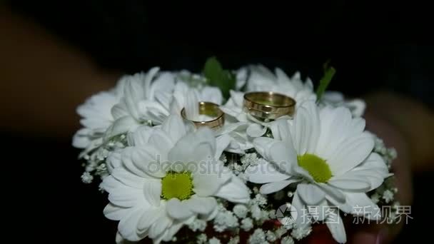 一束白色花朵上的结婚戒指视频