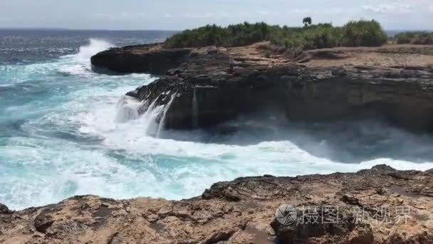 海浪在岩石上破碎。梦岛, 巴厘岛, 印度尼西亚。海洋景观视频