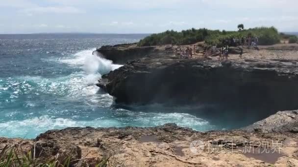 海浪在岩石上破碎。梦岛  巴厘岛  印度尼西亚。海洋景观