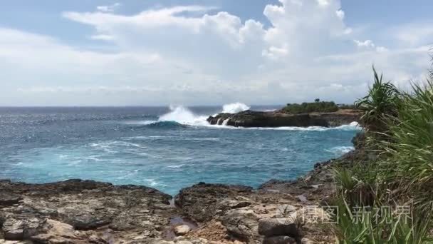 海浪在岩石上破碎。梦岛  巴厘岛  印度尼西亚。海洋景观