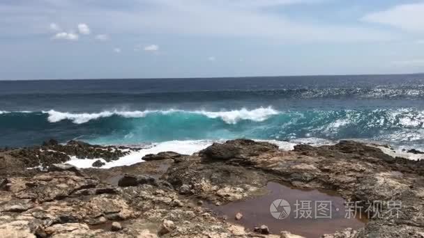 海浪在岩石上破碎。梦岛  巴厘岛  印度尼西亚。海洋景观