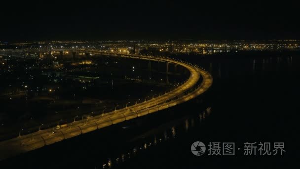 未来城市夜景照明的汽车行驶视频