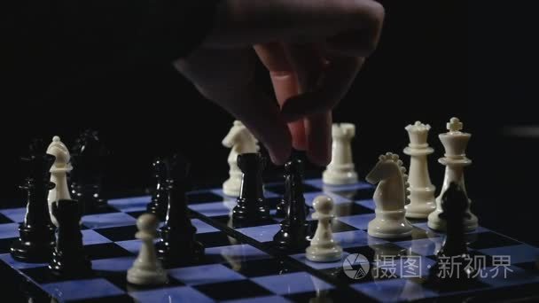 棋板和棋片断比赛在黑背景视频