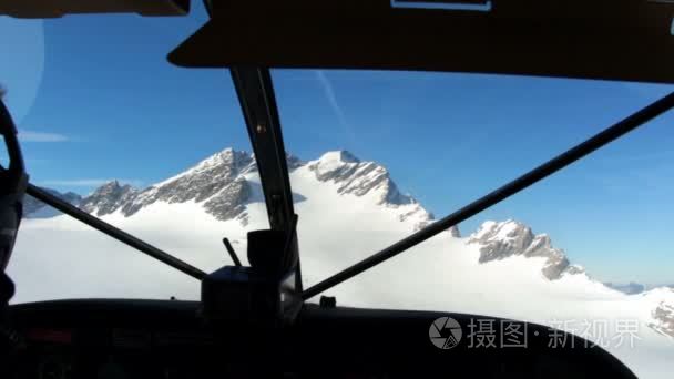 视频从私人飞机座舱飞行在雪山视频