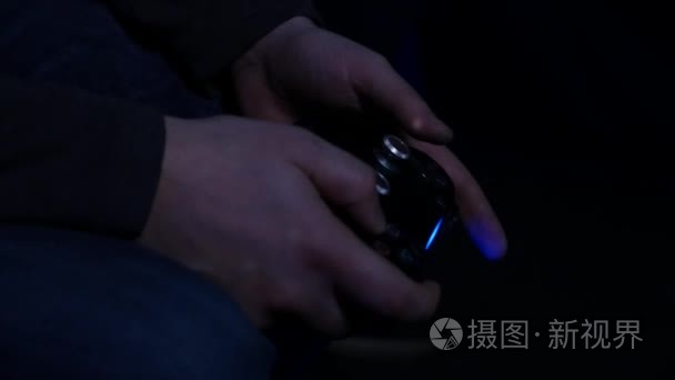 男子玩游戏控制器在他的手中视频
