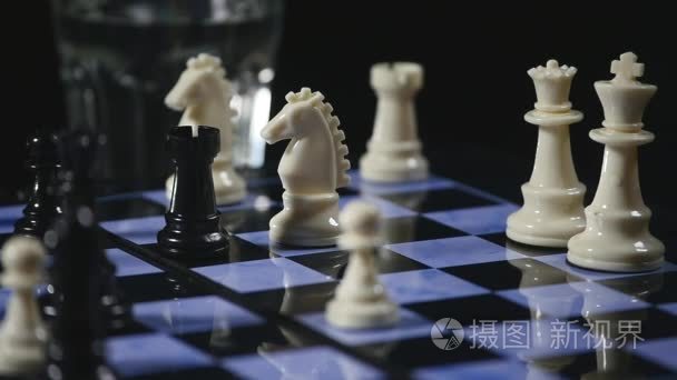 棋板和棋片断比赛在黑背景视频