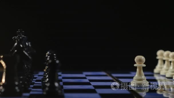 棋板和棋片断比赛在黑背景