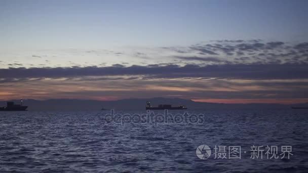 在黄昏的海上轮船在锚地视频